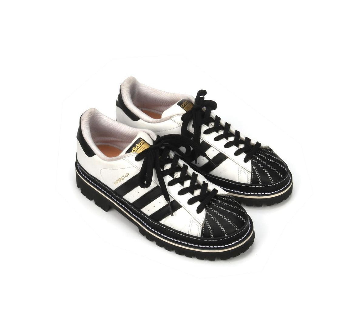 2 pairs of exclusive customized sneakers, consultation and developing